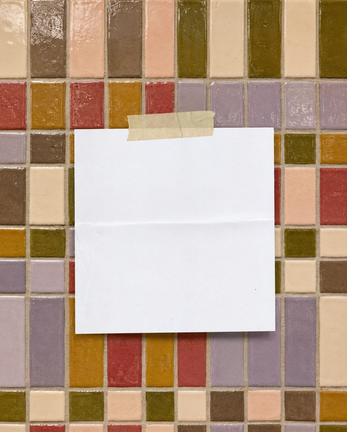 Azulejos de color con nota de proyecto para definir paleta